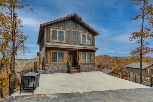 Blue Moon Ridge: Brand NEW Cabin! 5 bedrooms, pool/hot tub, theatre in Pigeon Forge, USA