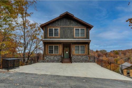 Blue Moon Ridge: Brand NEW Cabin! 5 bedrooms, pool/hot tub, theatre in Pigeon Forge, USA