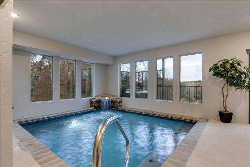 Blue Moon Ridge: Brand NEW Cabin! 5 bedrooms, pool/hot tub, theatre in Pigeon Forge, USA