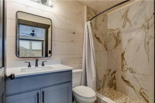 Blue Moon Ridge: Brand NEW Cabin! 5 bedrooms, pool/hot tub, theatre in Pigeon Forge, USA