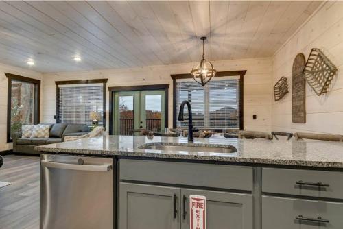 Blue Moon Ridge: Brand NEW Cabin! 5 bedrooms, pool/hot tub, theatre in Pigeon Forge, USA