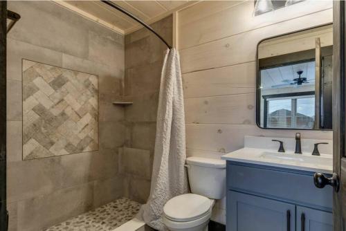 Blue Moon Ridge: Brand NEW Cabin! 5 bedrooms, pool/hot tub, theatre in Pigeon Forge, USA