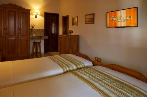 2 twin beds