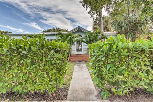 West Palm Beach Bungalow with Shared Backyard in Northwood Shores