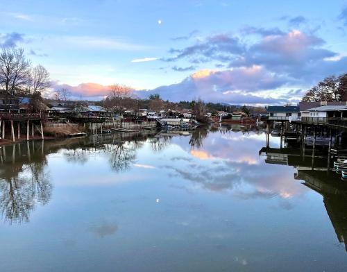 Fishing bungalow on the water w/private dock - Clearlake