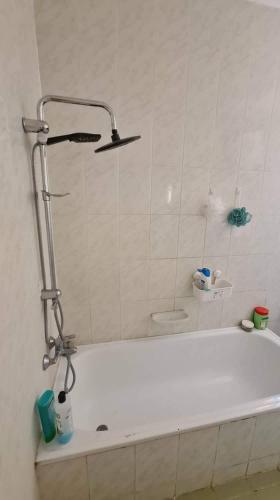 Single bedroom in a shared apartment Girls only hosting family, Le Caire (photo 10)