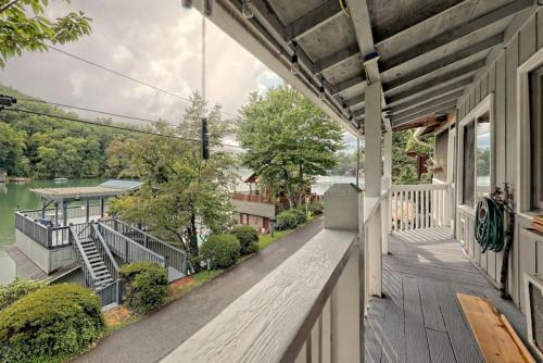 Hannahs Perch on Lake Burton with Private Top Patio and Bottom Dock