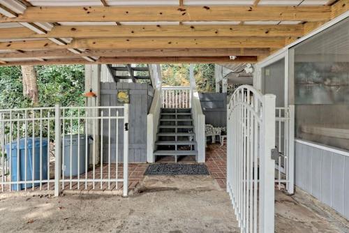 Hannahs Perch on Lake Burton with Private Top Patio and Bottom Dock