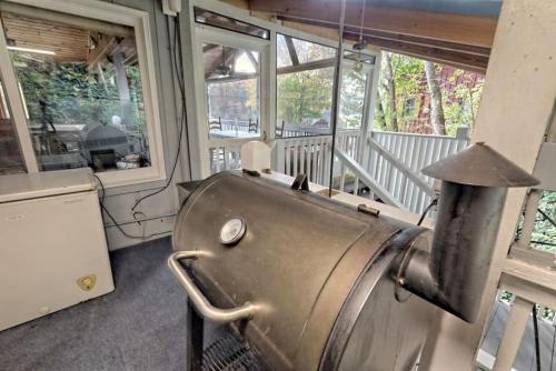 Hannahs Perch on Lake Burton with Private Top Patio and Bottom Dock