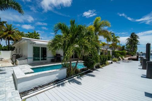 Casa Flamingo Intracoastal Front with Heated Pool a and 75 ft Dock