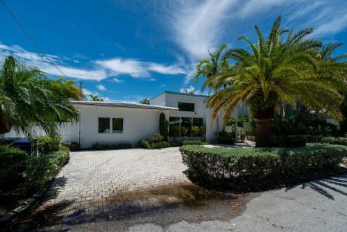 Casa Flamingo Intracoastal Front with Heated Pool a and 75 ft Dock