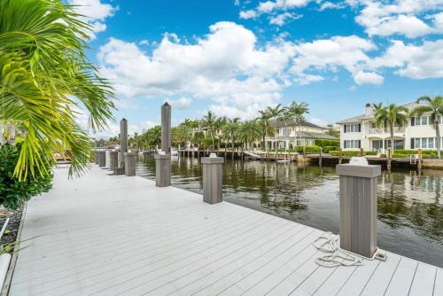 Casa Flamingo Intracoastal Front with Heated Pool a and 75 ft Dock