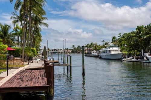 Casa Flamingo Intracoastal Front with Heated Pool a and 75 ft Dock