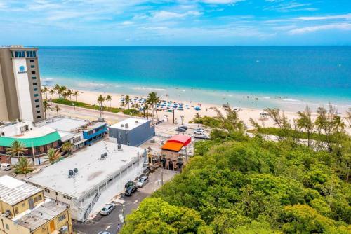 Beachfront Bloos 2 Units Ocean View Balcony Units 4 and 5 in Fort Lauderdale, USA