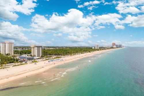 Beachfront Bloos 2 Units Ocean View Balcony Units 4 and 5 in Fort Lauderdale, USA