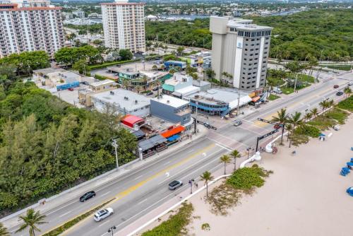 Beachfront Bloos 2 Units Ocean View Balcony Units 4 and 5 in Fort Lauderdale, USA