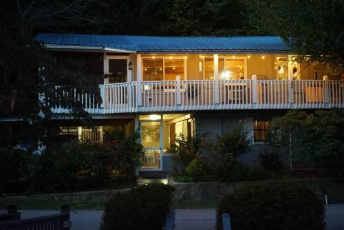 Tibors Landing on Lake Burton