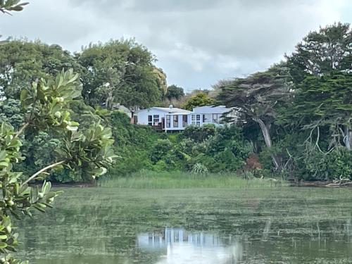 Barbwire Bach in Opunake