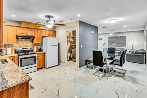 Konyha, Three Bedroom Pool Home with Modern Interior Design in Coral Springs (Florida)