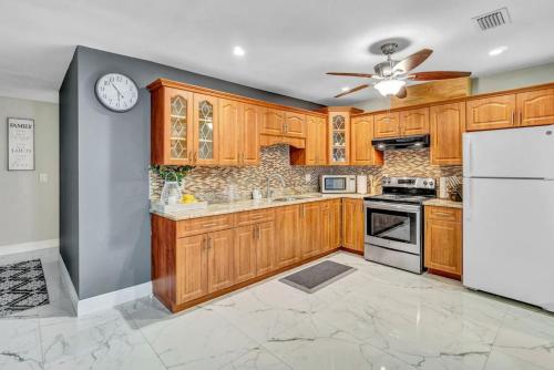 Konyha, Three Bedroom Pool Home with Modern Interior Design in Coral Springs (Florida)