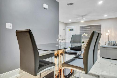 Létesítmények, Three Bedroom Pool Home with Modern Interior Design in Coral Springs (Florida)