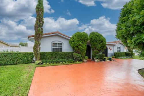 Three Bedroom Pool Home with Modern Interior Design in Coral Springs (Florida)