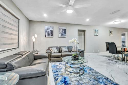 Three Bedroom Pool Home with Modern Interior Design in Coral Springs (Florida)