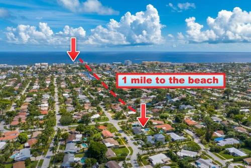 Delilas Chic 3 Bedroom 2 bath Abode with Heated Pool in Deerfield Beach, USA