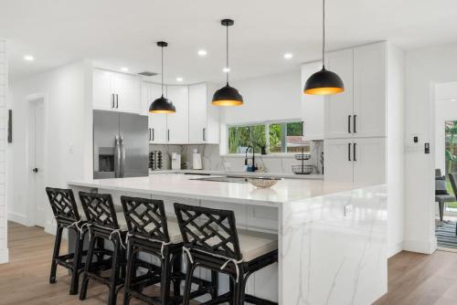 Delilas Chic 3 Bedroom 2 bath Abode with Heated Pool in Deerfield Beach, USA