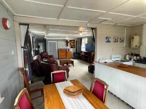 Barbwire Bach in Opunake