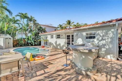Chic Victoria Park Villa with Heated Pool and Spa in Fort Lauderdale, USA