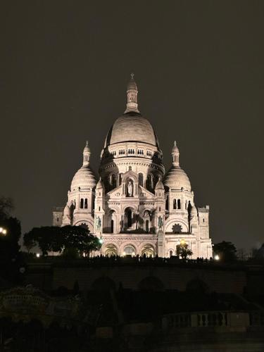 a studio in heart of Montmart sacré coeur, Париж