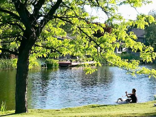 Lake Front Studio with Kayaks Bikes near Greenbelt