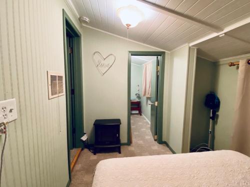 Snow Bunny Cottage, Pets Welcomed! in Green Valley Lake, USA