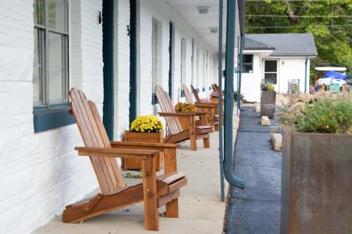 . Al & Sally's Motel