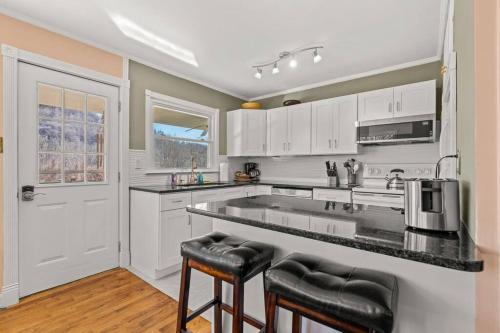 Serenity Views Retreat - Close to City and Parkway! in Weaverville, USA