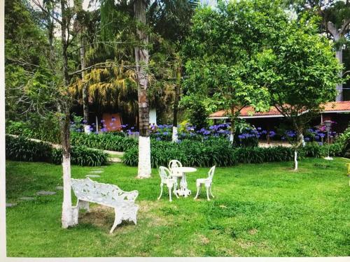 Lindo e aconchegante chalé com piscina, lareira e churrasqueira