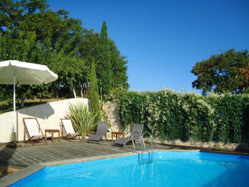 Swimming pool, CHAMBRES D'HOTES "MAISON PONS" proche UZES - PONT DU GARD in Pougnadoresse