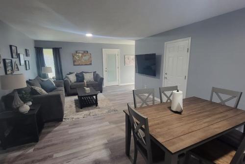 160 Overbrook 3 bedroom home with privately fenced yard and hot tub in Monroe, USA