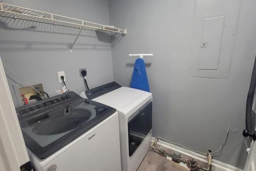 160 Overbrook 3 bedroom home with privately fenced yard and hot tub in Monroe, USA