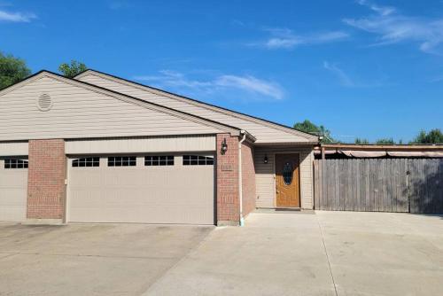 160 Overbrook 3 bedroom home with privately fenced yard and hot tub in Monroe, USA
