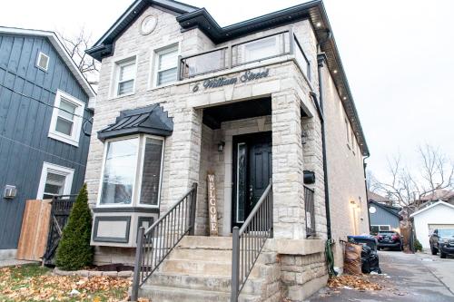 Cheerful 5-bedroom home in Downtown with HOTTUB