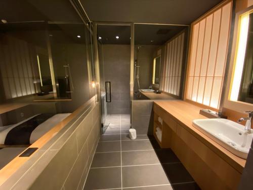 Exective Twin Room witn Open-Air Bath image 8