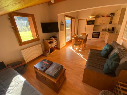 Appartement spacieux près des pistes avec balcon et WiFi