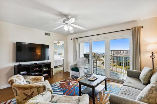 Recently renovated 2 bedroom Short walk to the beach condo