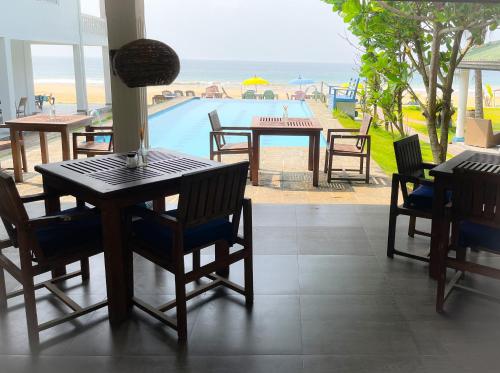 Pearl Island Beach Hotel – Hikkaduwa, CO