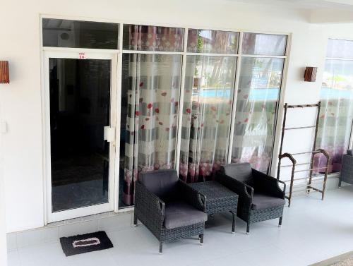 Double Room with Pool View image 8