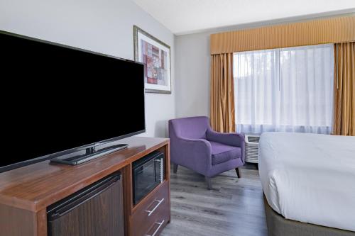 Baymont by Wyndham Gurnee - image 9
