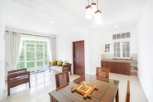 Deluxe Double Room with Balcony image 6