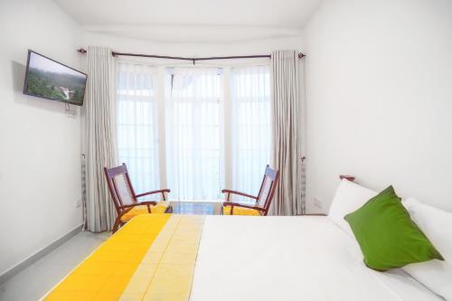 Triple Room with Balcony image 4